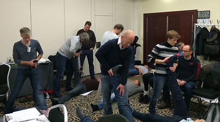 (Die Teilnehmer konnten das Thema Triggerpunkte und Dehntechniken am eigenen Körper „erarbeiten“.)