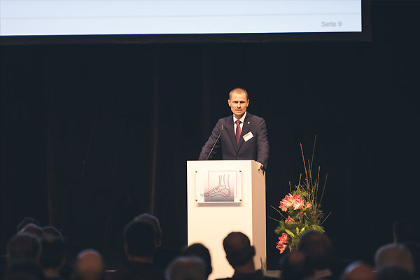 Prof. Walther sprach in seinem Vortrag über die verschiedenen Behandlungsoptionen bei Sprunggelenksarthrose und deren Evidenz.