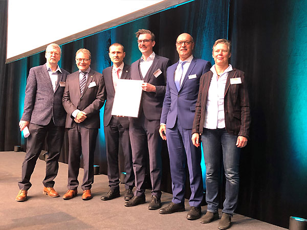 Dr. Baumbach, einer der Preisträger des Axomed-Forschungsstipendiums