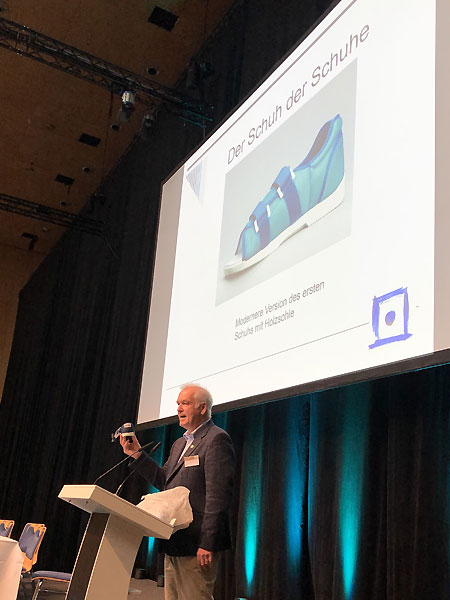 Dr. Olms zeigte unter anderem „den Schuh der Schuhe“