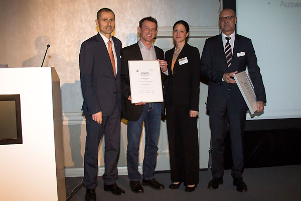 Das Forschungsstipendium 2013 ging an Dr. Manfred Eppel und Dr. Christoph Wutte. (v. li.: Prof. Dr. Markus Walther, Dr. Manfred Eppel, Dr. Mellany Galla, Paul Stehle von der Firma Axomed. Dr. Wutte war nicht vor Ort.) 