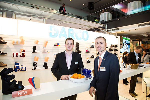 GFFC-Vorsitzender Prof. Markus Walther und Tagungspräsidentin Dr. Mellany Galla beim Rundgang durch die Industrieausstellung beim GFFC-Kongress in München.