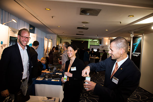 GFFC-Vorsitzender Prof. Markus Walther und Tagungspräsidentin Dr. Mellany Galla beim Rundgang durch die Industrieausstellung beim GFFC-Kongress in München.